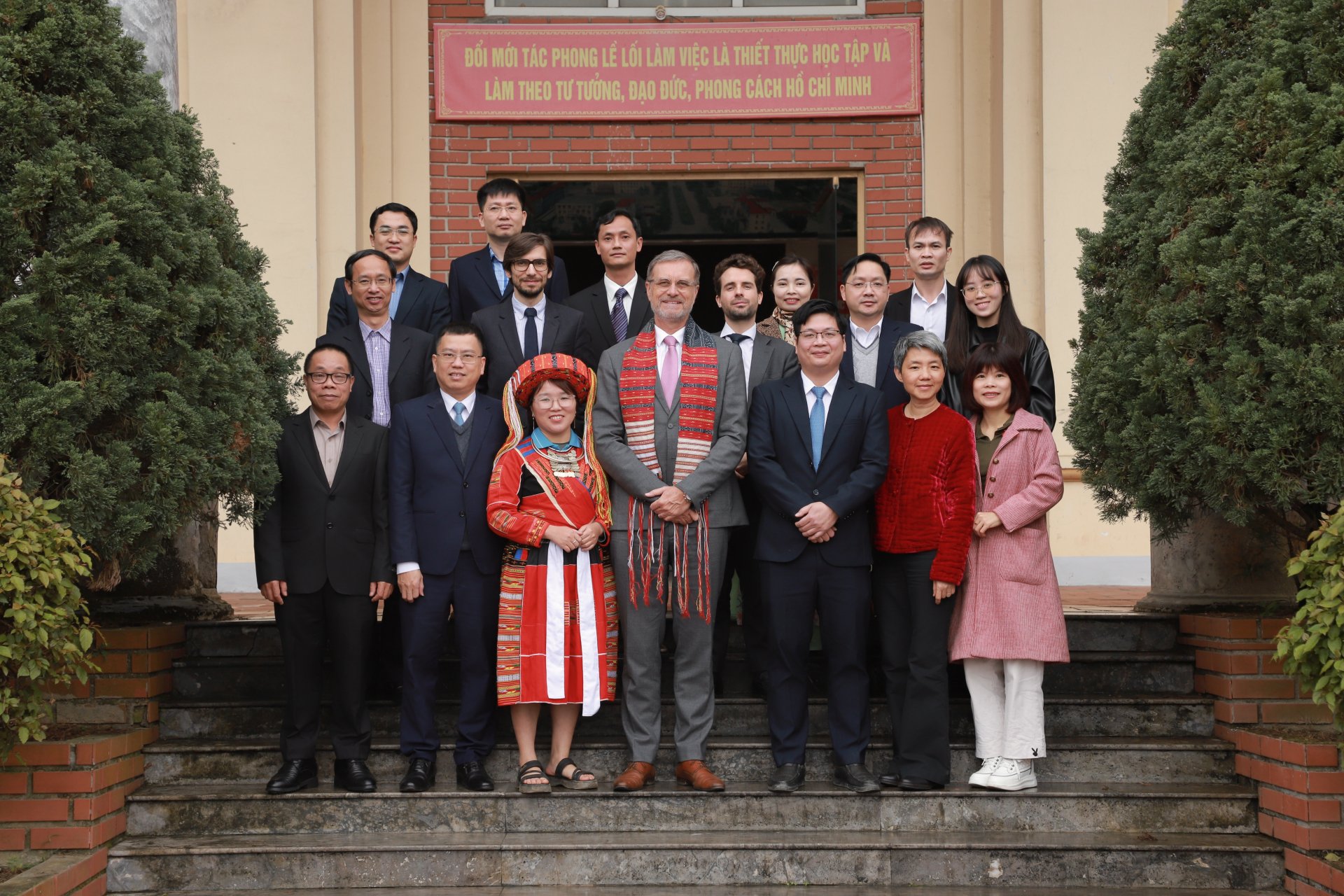 The French Embassy delegation took a souvenir photo with the leaders of Quang Binh district.