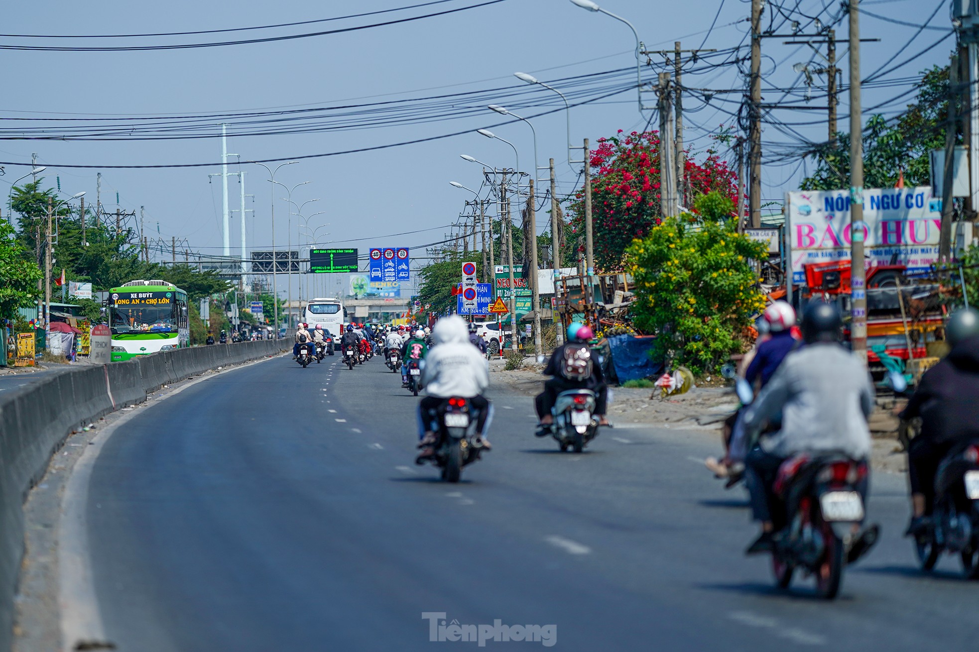 Kontrastierende Bilder am westlichen Tor von Ho-Chi-Minh-Stadt, Foto 2