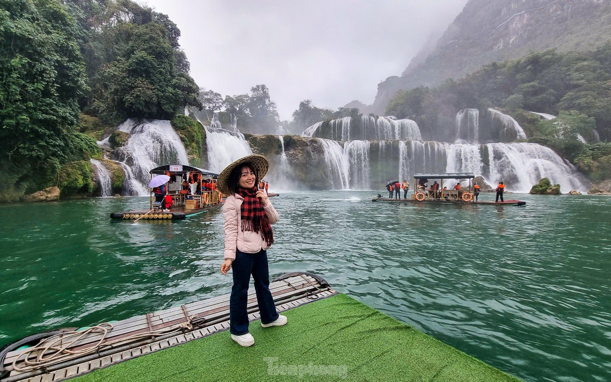 Des milliers de personnes visitent la cascade de Ban Gioc au début du printemps, photo 7