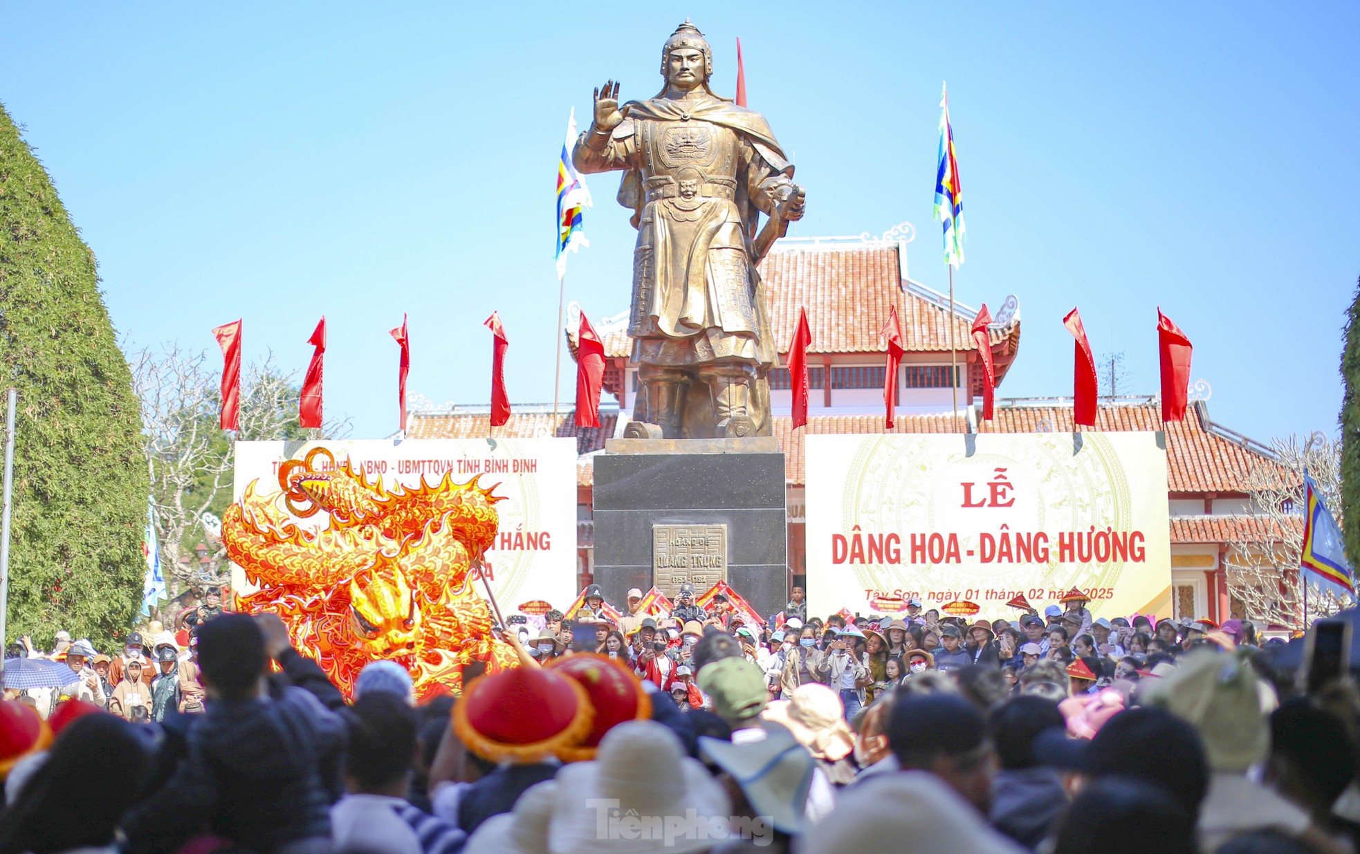 Thousands of people jostle at Dong Da festival photo 9