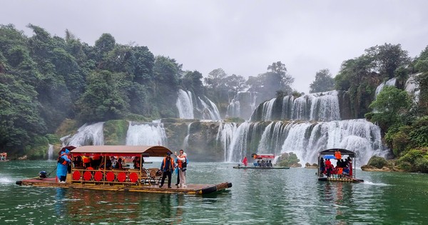 Hàng nghìn người đến thăm thác Bản Giốc dịp đầu Xuân