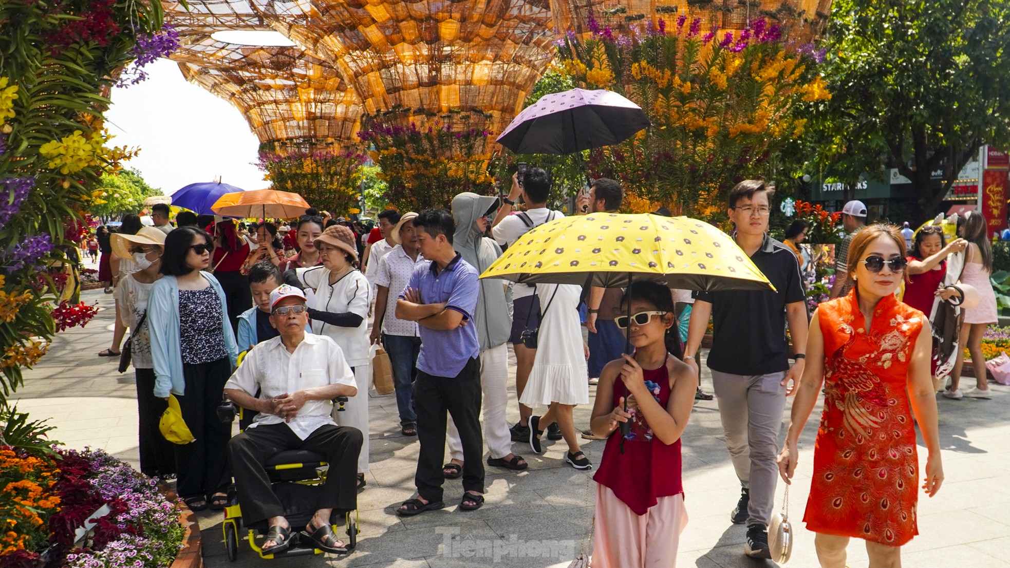 Hot weather, people still take the opportunity to 'check-in' on Nguyen Hue flower street on the last day photo 13