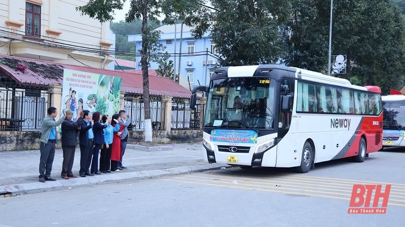 Many workers from Thanh Hoa return to the capital on the 0-dong bus