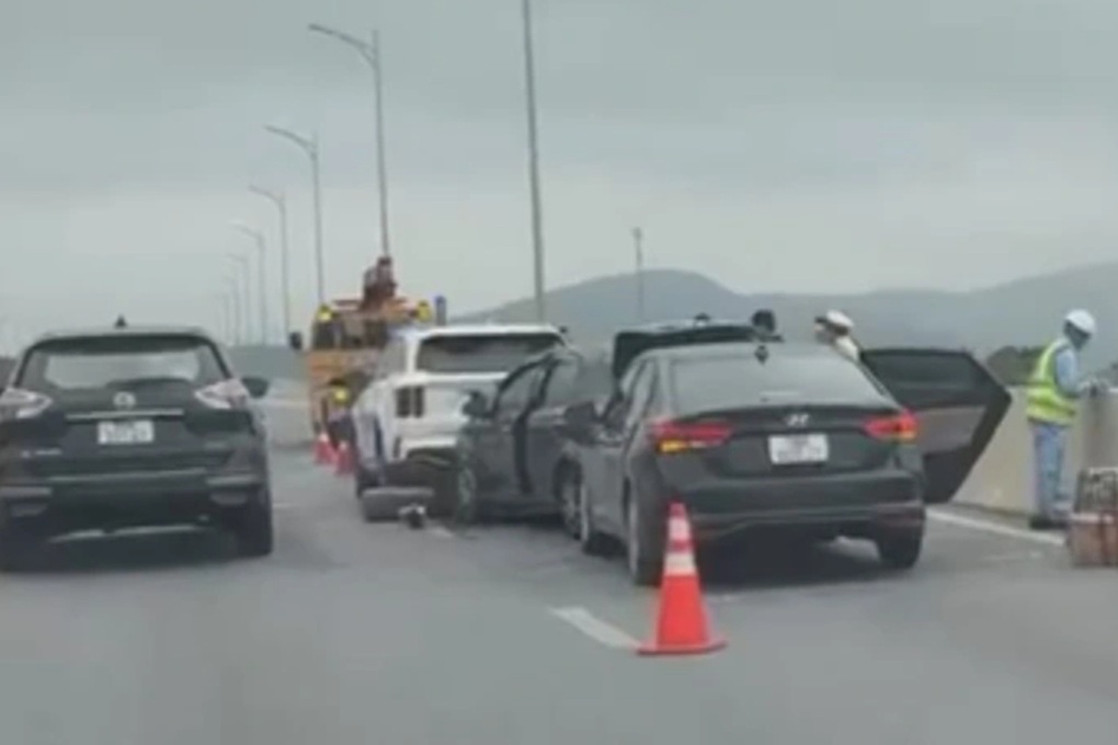 4 ô tô va chạm liên hoàn, cao tốc qua Thanh Hóa ùn tắc - 1