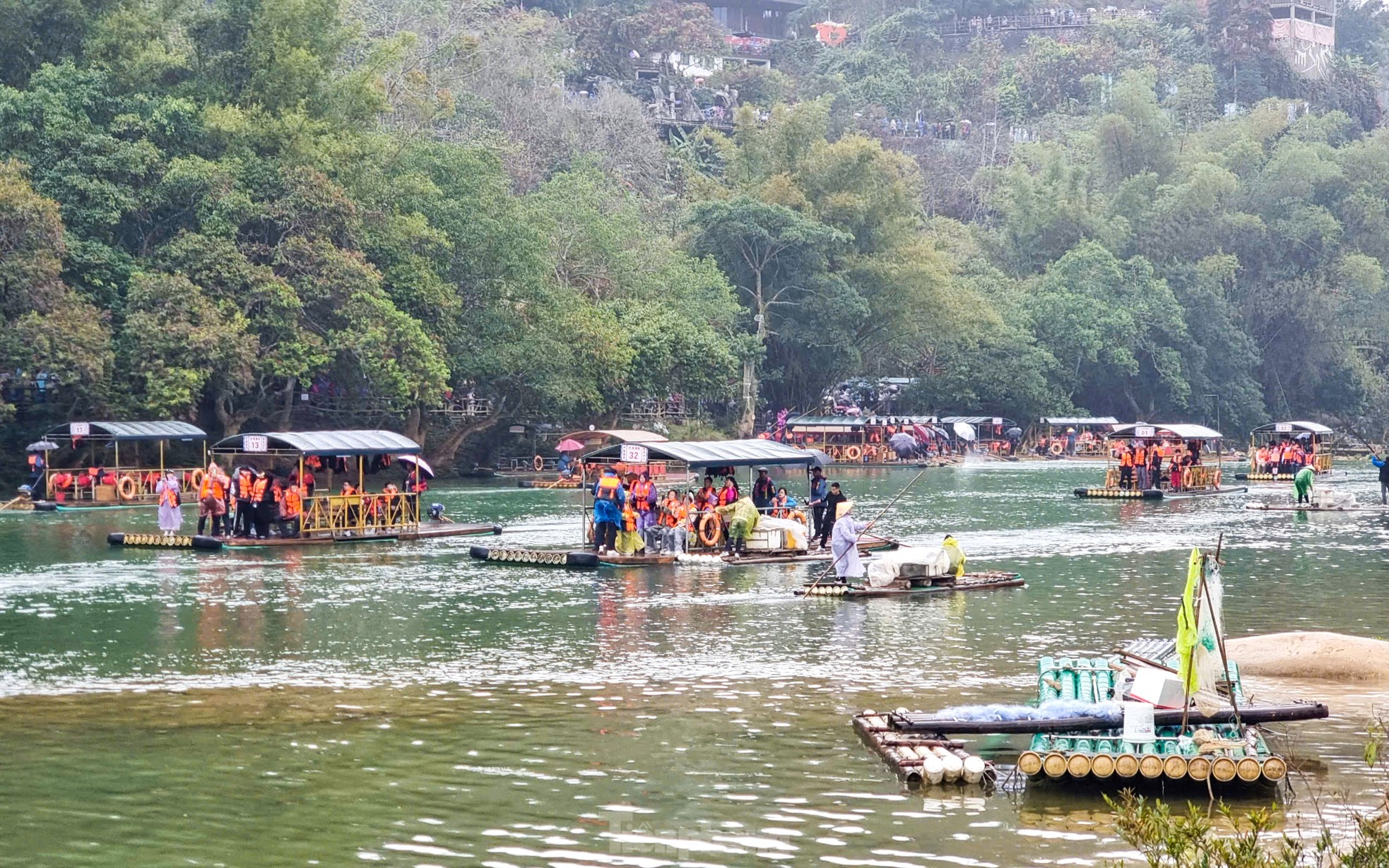 មនុស្សរាប់ពាន់នាក់ទៅលេងទឹកធ្លាក់ Ban Gioc នៅដើមនិទាឃរដូវរូបថត 13