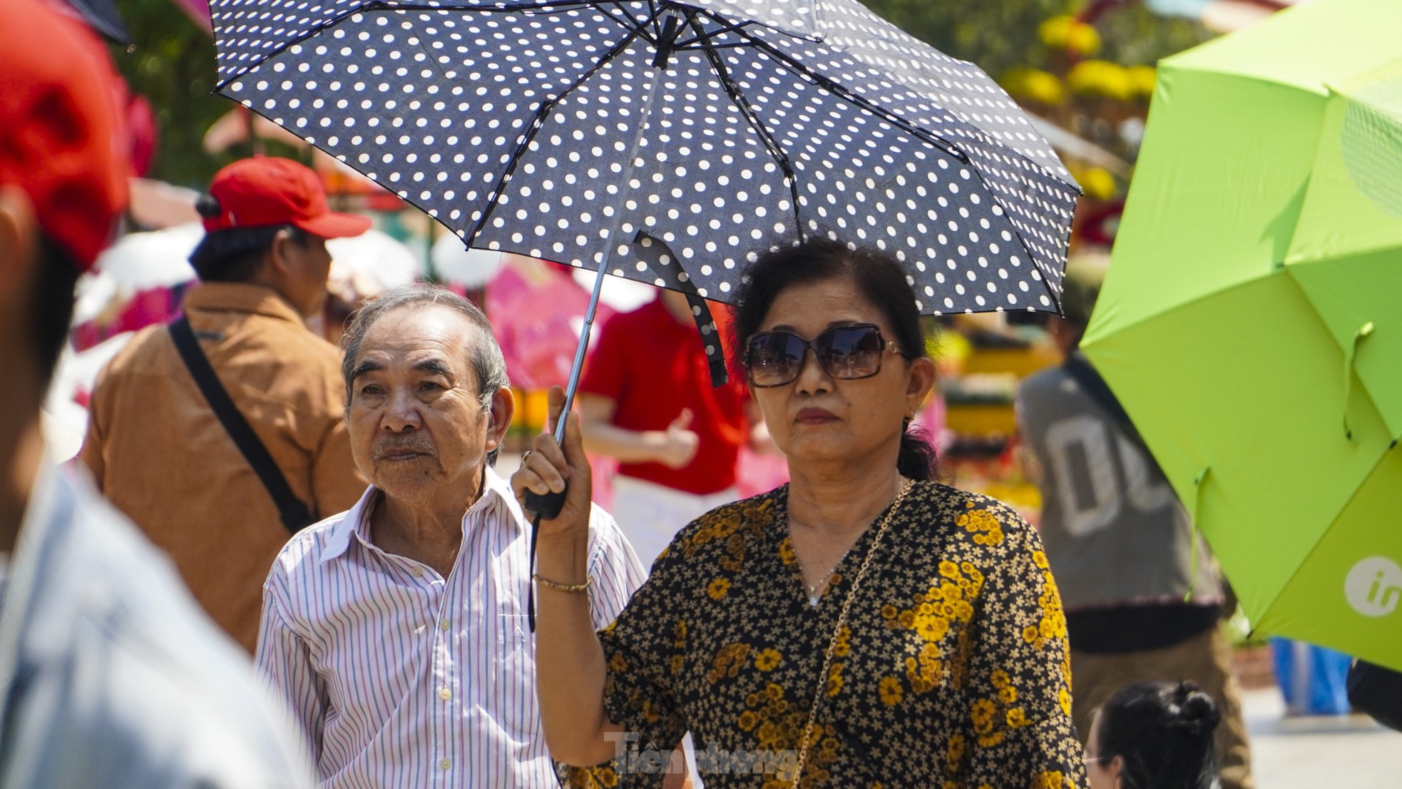 Despite the hot weather, people still take the opportunity to check in on Nguyen Hue flower street on the last day, photo 10