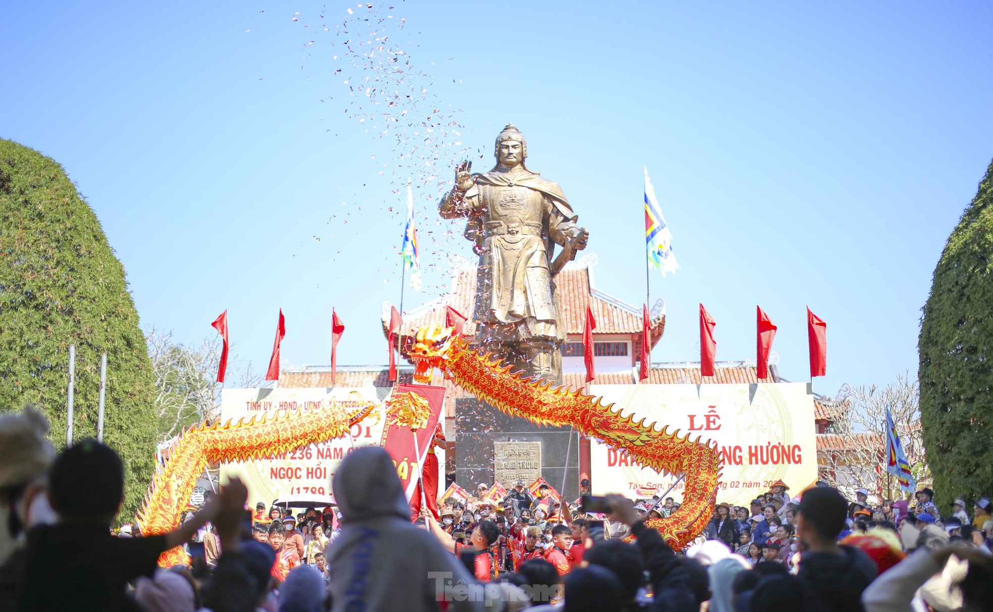 Thousands of people jostle at Dong Da festival photo 2