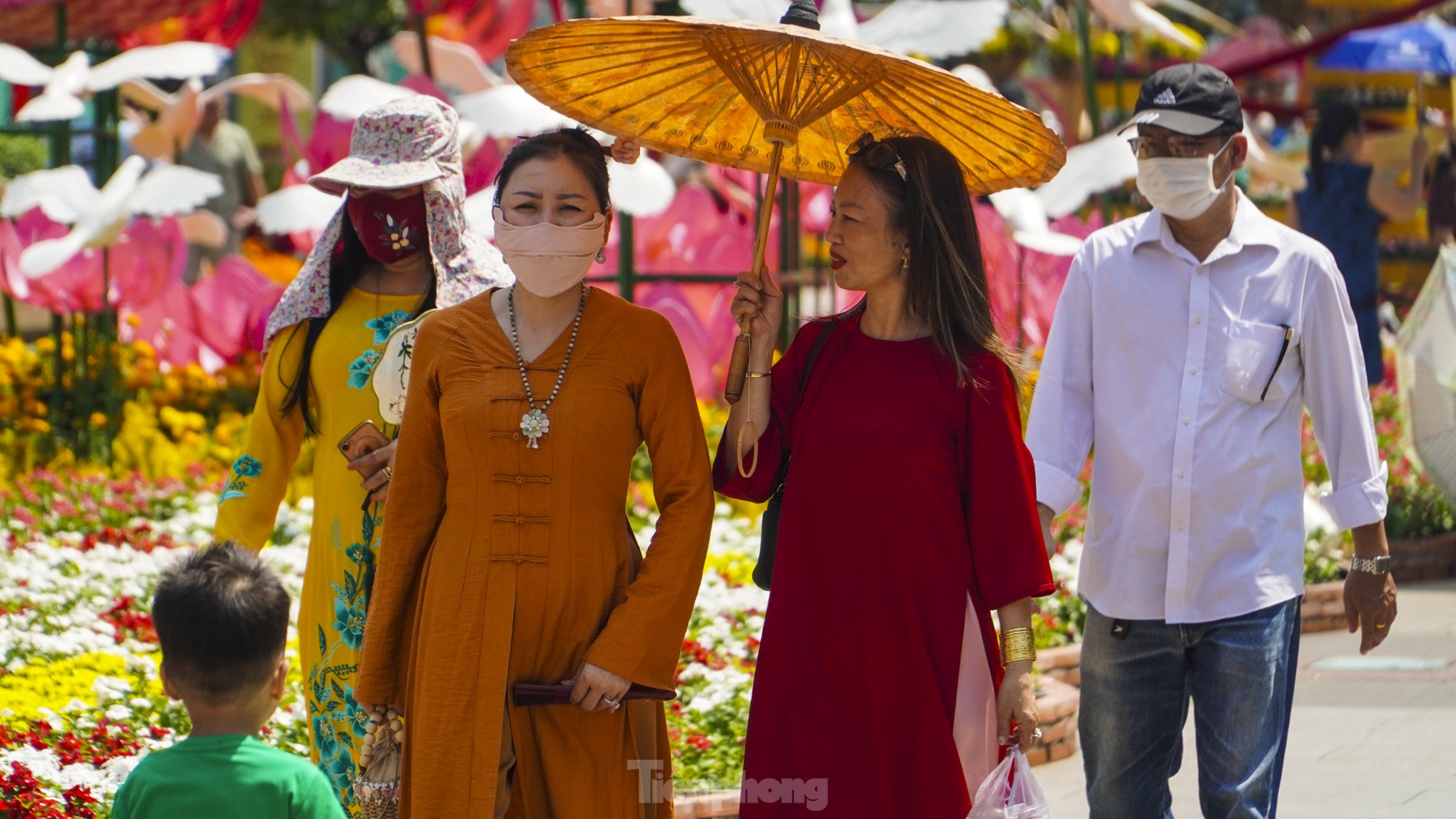 Hot weather, people still take the opportunity to 'check-in' on Nguyen Hue flower street on the last day photo 8