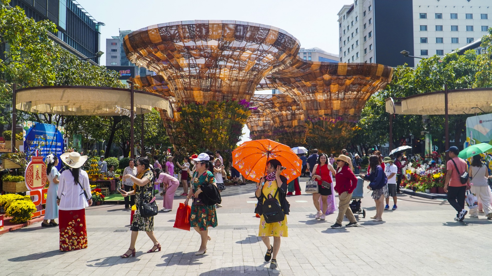 Despite the hot weather, people still take the opportunity to 'check-in' on Nguyen Hue flower street on the last day photo 14