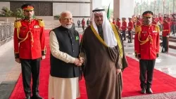 インド：「東を見よ」と「西を見よ」