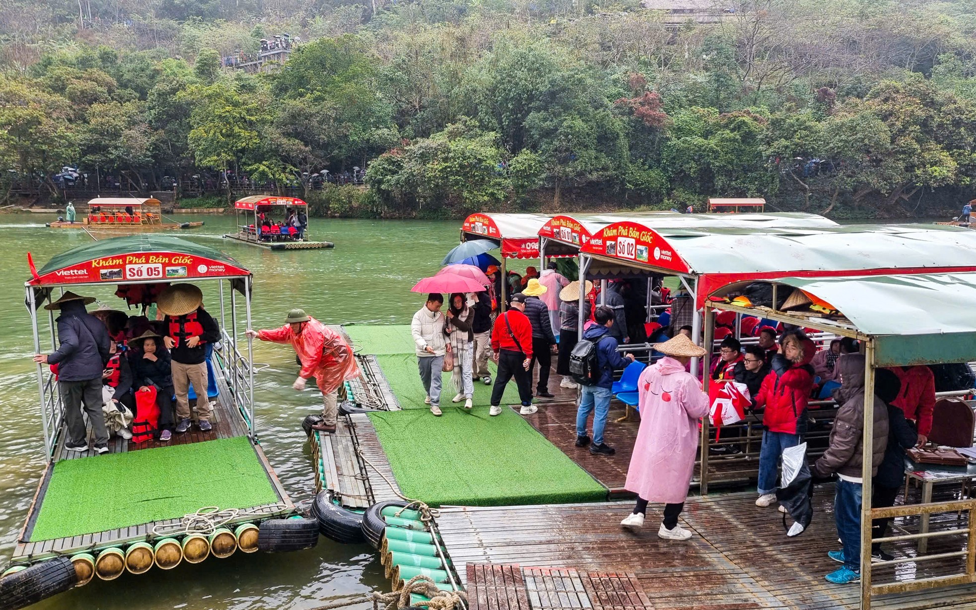 មនុស្សរាប់ពាន់នាក់ទៅលេងទឹកធ្លាក់ Ban Gioc នៅដើមនិទាឃរដូវរូបថត ៣