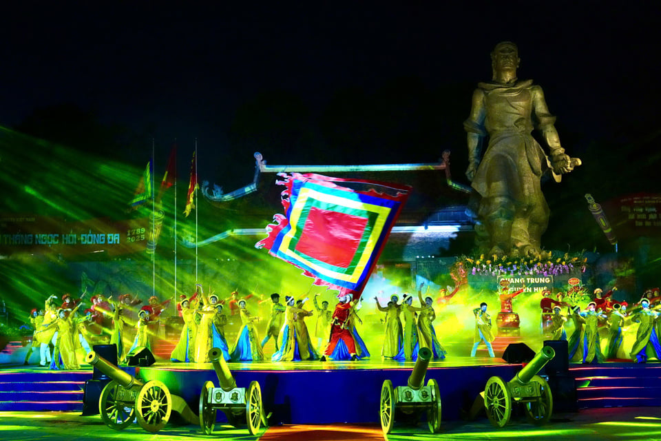 Opening performance at the Festival celebrating the 236th anniversary of Ngoc Hoi - Dong Da Victory (1789 - 2025).