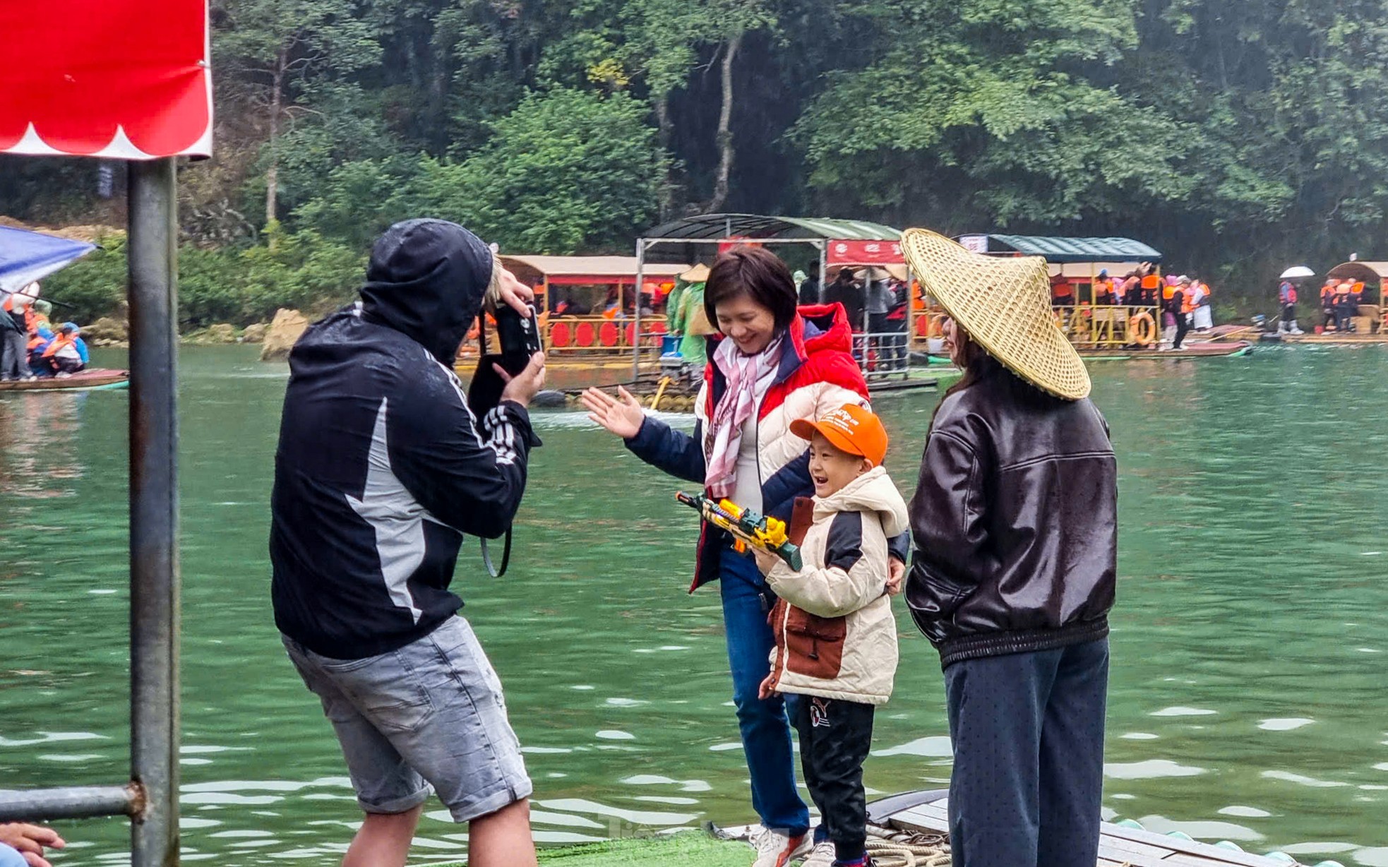 មនុស្សរាប់ពាន់នាក់ទៅលេងទឹកធ្លាក់ Ban Gioc នៅដើមនិទាឃរដូវរូបថត ៦