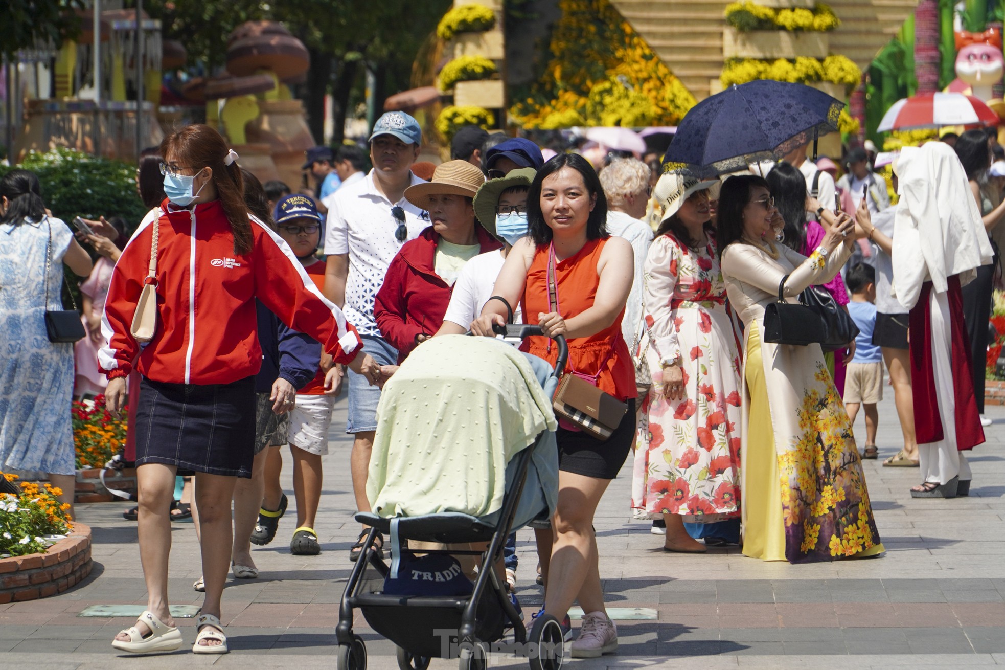 Hot weather, people still take the opportunity to 'check-in' on Nguyen Hue flower street on the last day photo 3