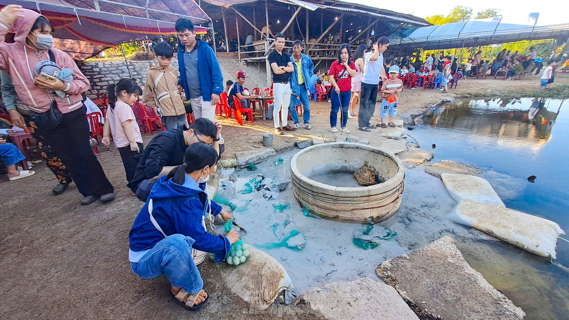 ស្ទ្រីមប្លែកនៅ Binh Dinh ទឹកឆ្អិនពង រូបថត ៣