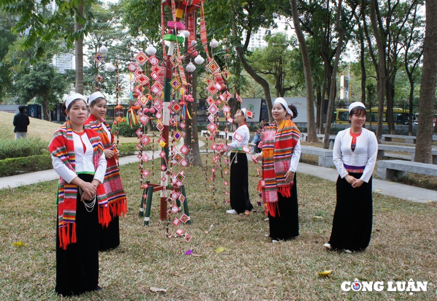 Explora la belleza de la cultura Muong en primavera en Ty Hinh 3