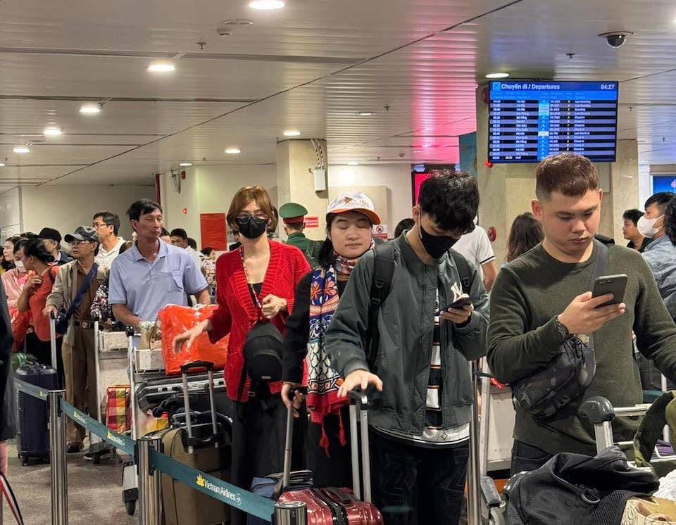 Passengers queue up to check in at Tan Son Nhat airport on the 5th day of Tet.