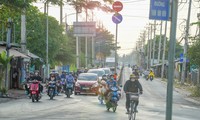 Unterschiedliche Bilder zwischen den beiden Fahrspuren, wenn Menschen nach Ho-Chi-Minh-Stadt zurückkehren