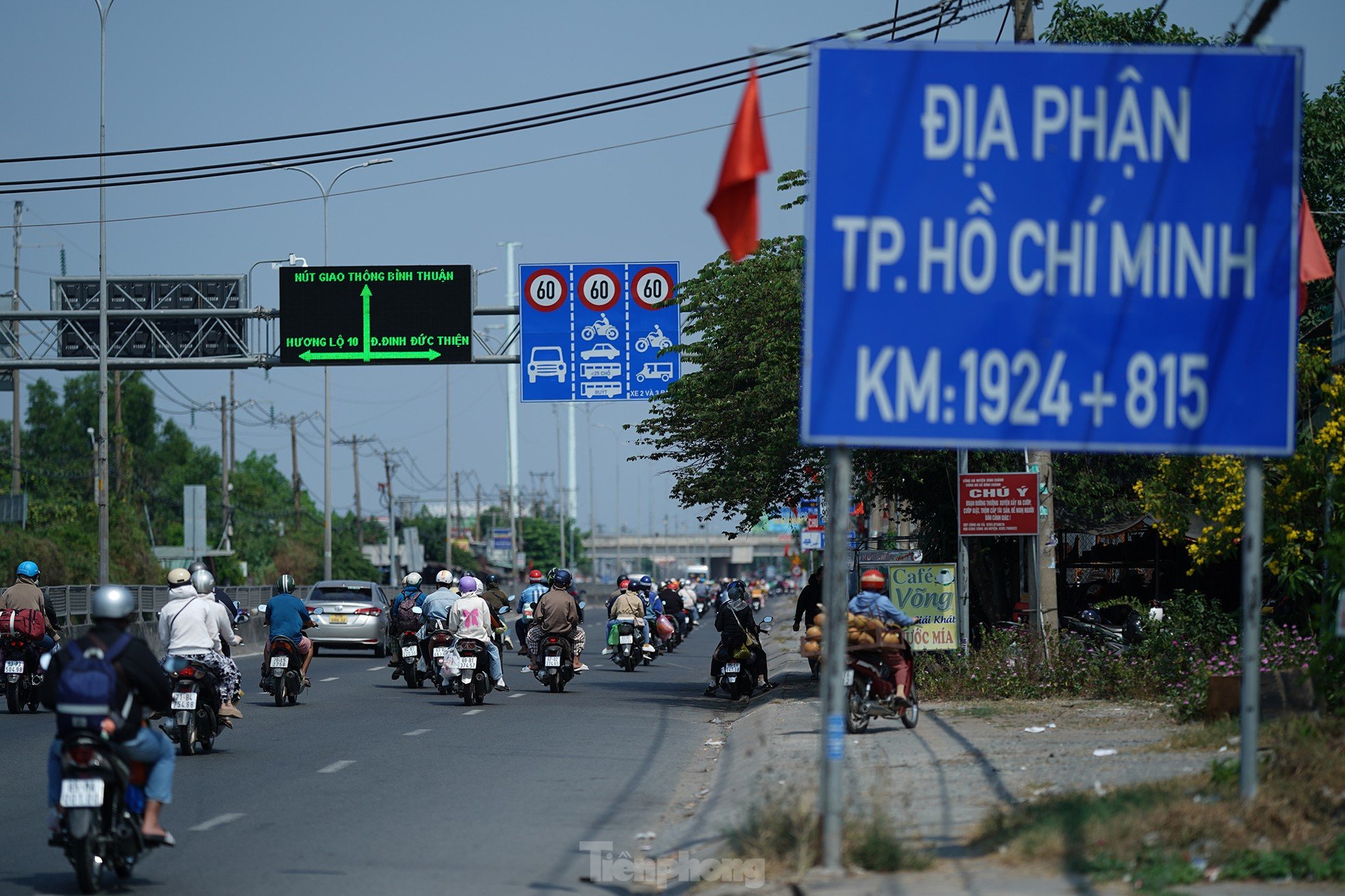 Kontrastierende Bilder am westlichen Tor von Ho-Chi-Minh-Stadt, Foto 1