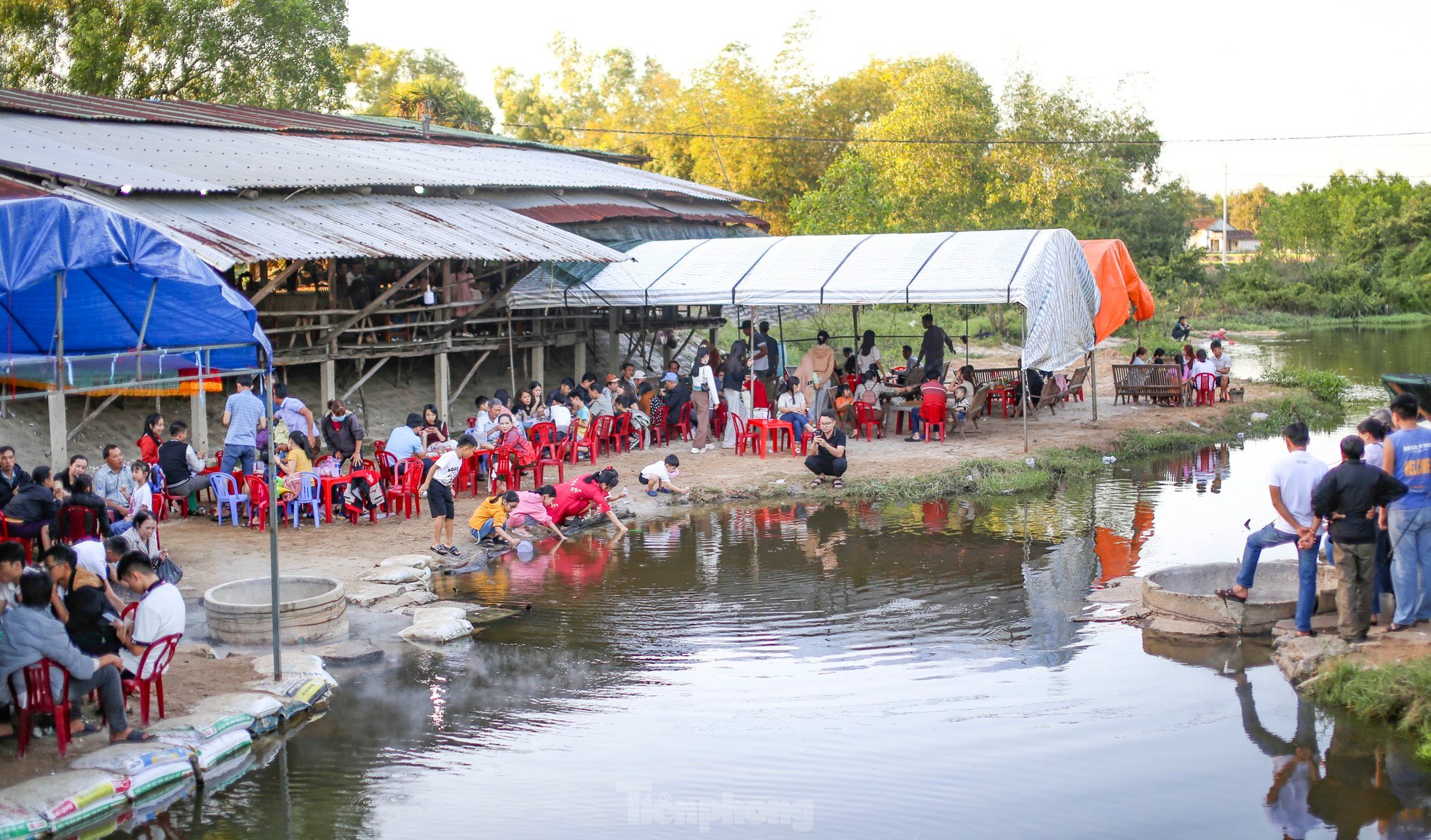 ស្ទ្រីមប្លែកនៅ Binh Dinh ទឹកឆ្អិនពង រូបថត ១