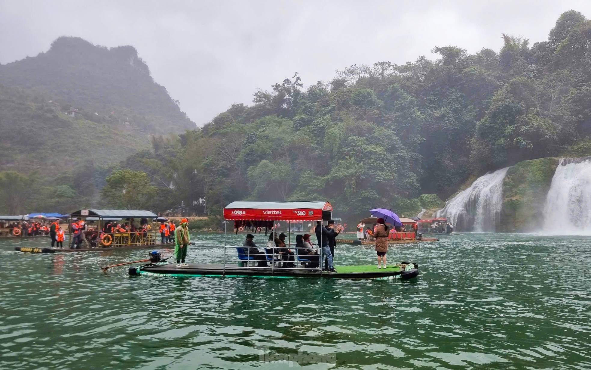 មនុស្សរាប់ពាន់នាក់ទៅលេងទឹកធ្លាក់ Ban Gioc នៅដើមនិទាឃរដូវរូបថត ៤