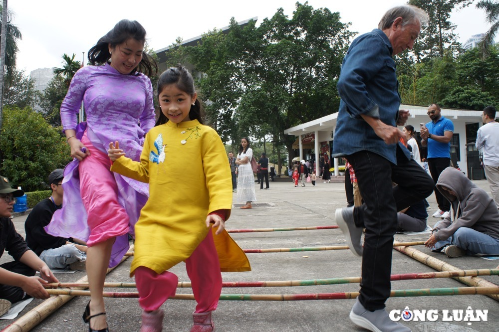 Explora la belleza de la cultura Muong en primavera en Ty Hinh 4