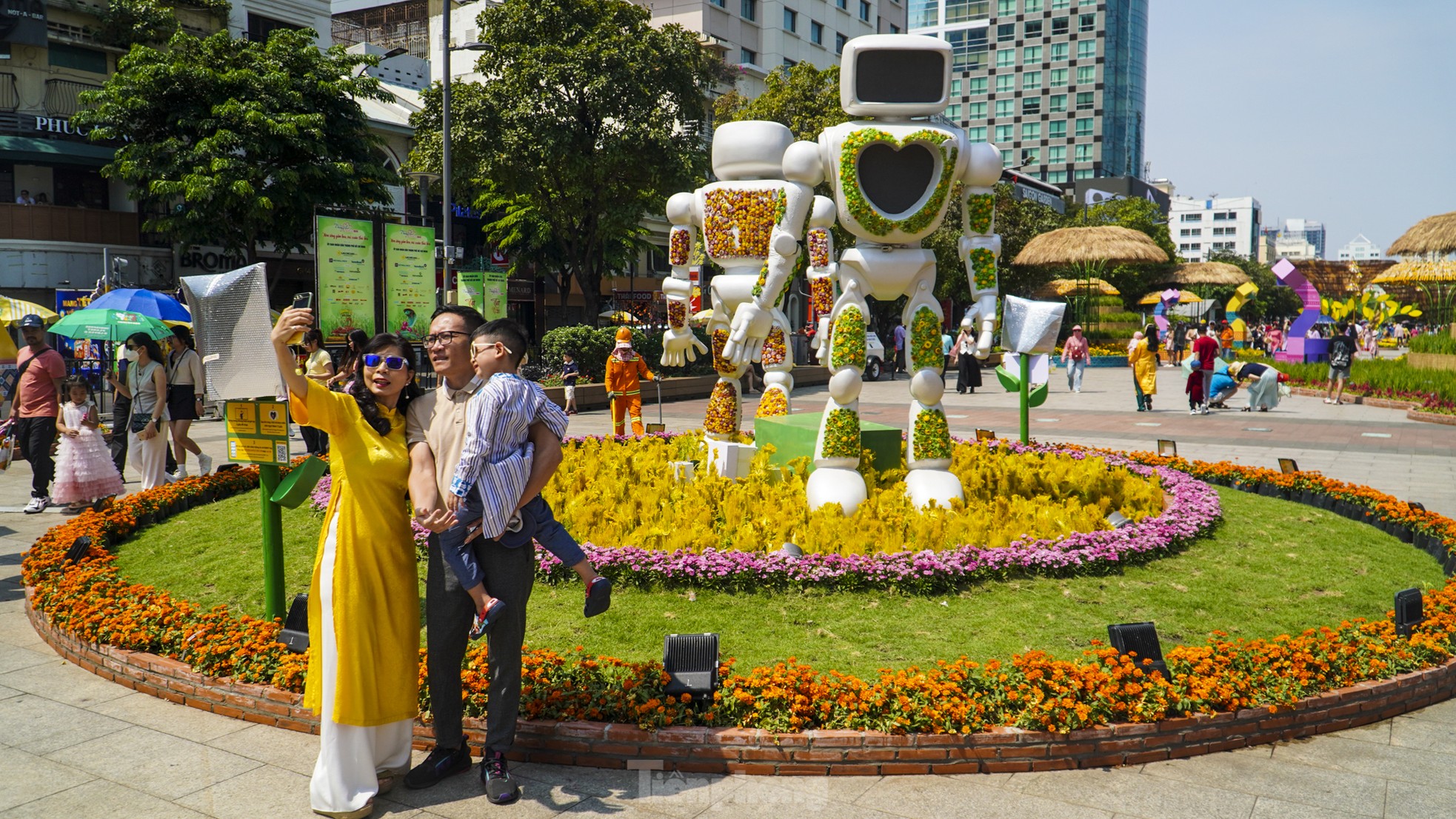 Despite the hot weather, people still take the opportunity to 'check-in' on Nguyen Hue flower street on the last day photo 11