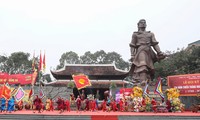 The first Dong Da Mound Festival took place in the evening, telling historical stories through a semi-realistic stage.