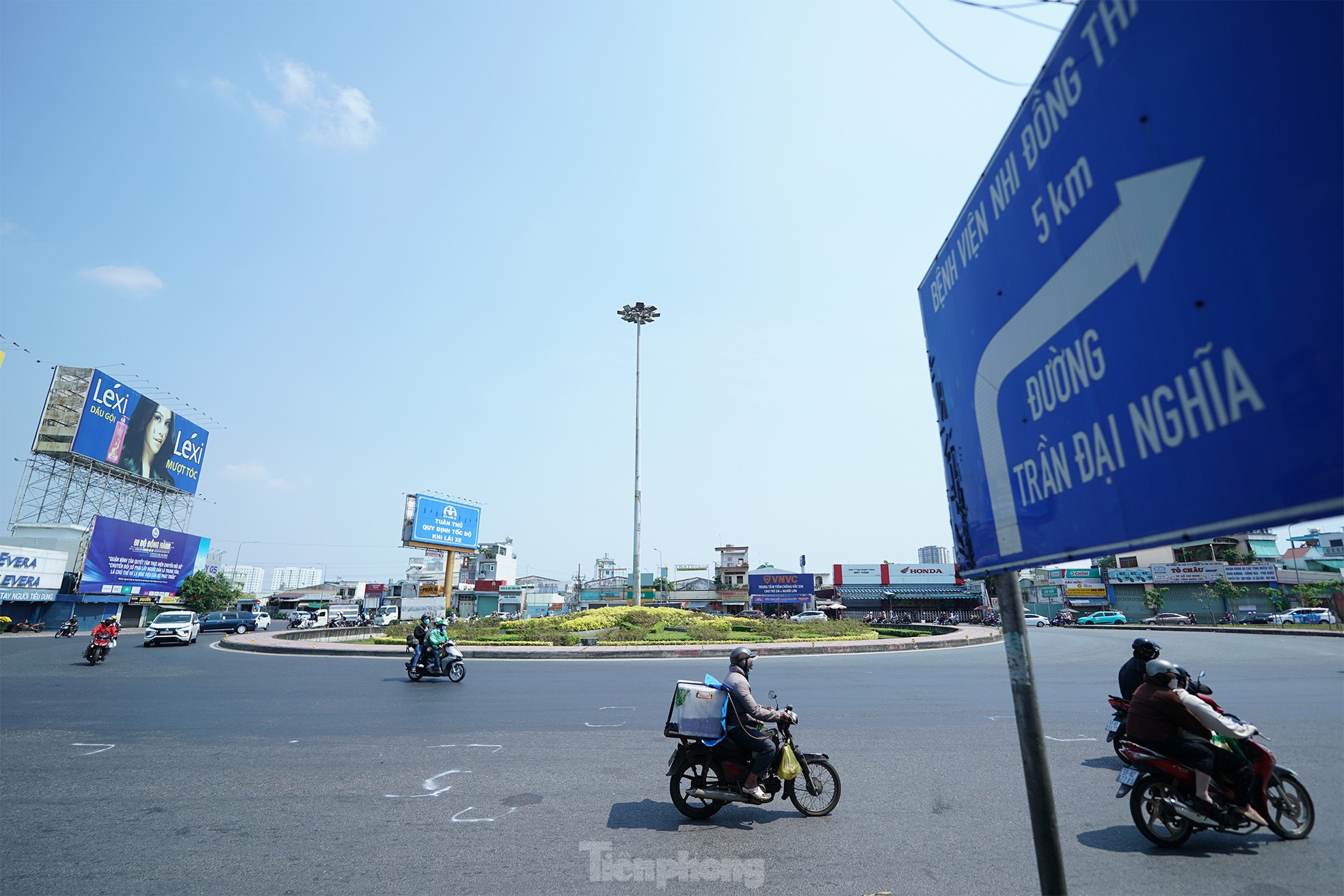 Kontrastierende Bilder am westlichen Tor von Ho-Chi-Minh-Stadt, Foto 18