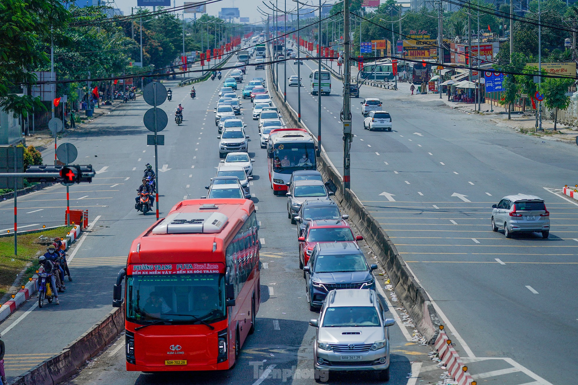 Kontrastierende Bilder am westlichen Tor von Ho-Chi-Minh-Stadt, Foto 13