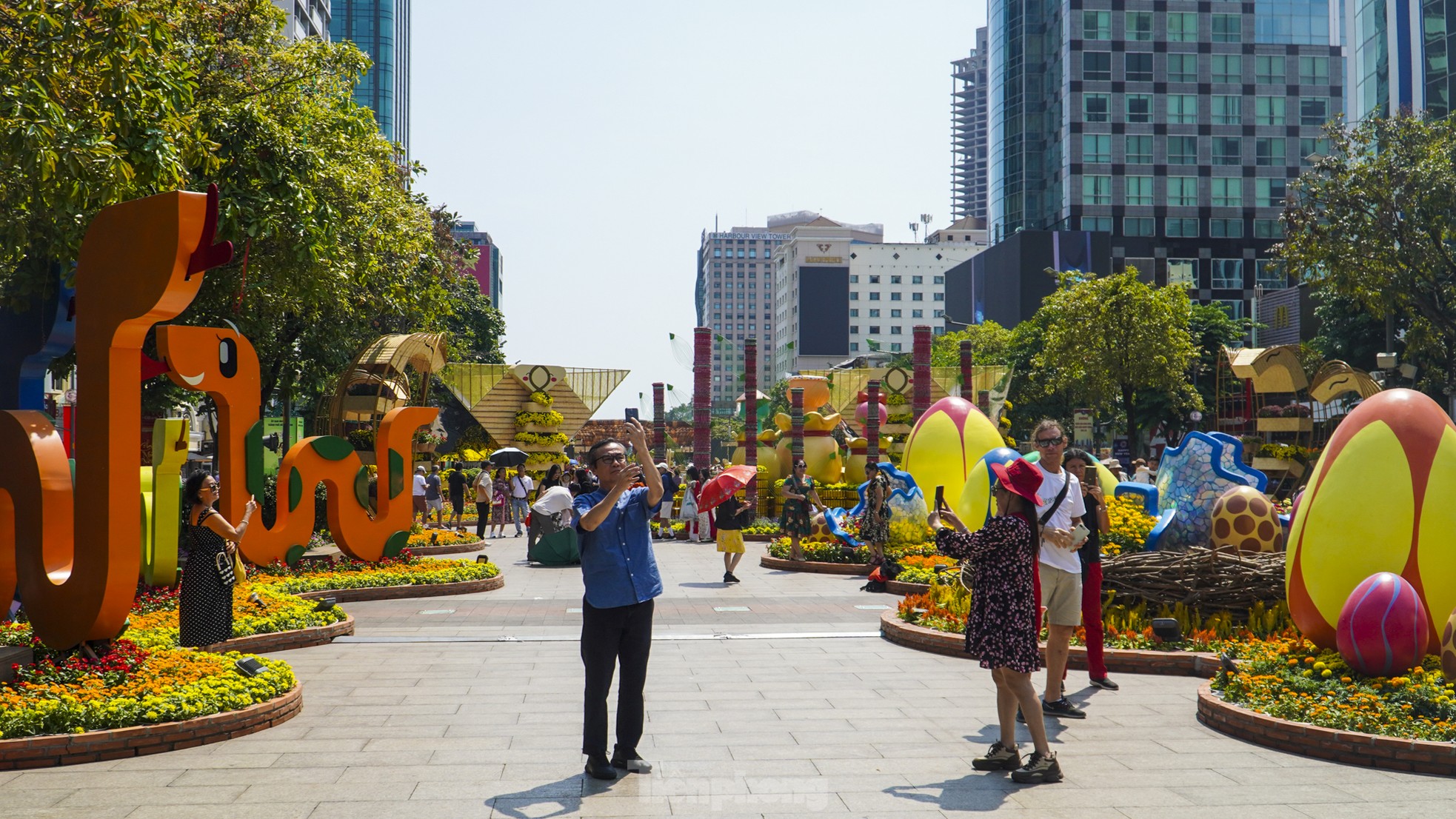 Despite the hot weather, people still take the opportunity to 'check-in' on Nguyen Hue flower street on the last day photo 6