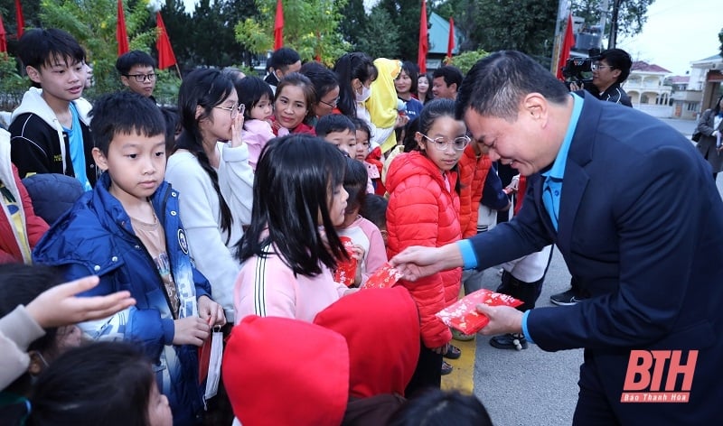 Many workers from Thanh Hoa return to the capital on the 0-dong bus