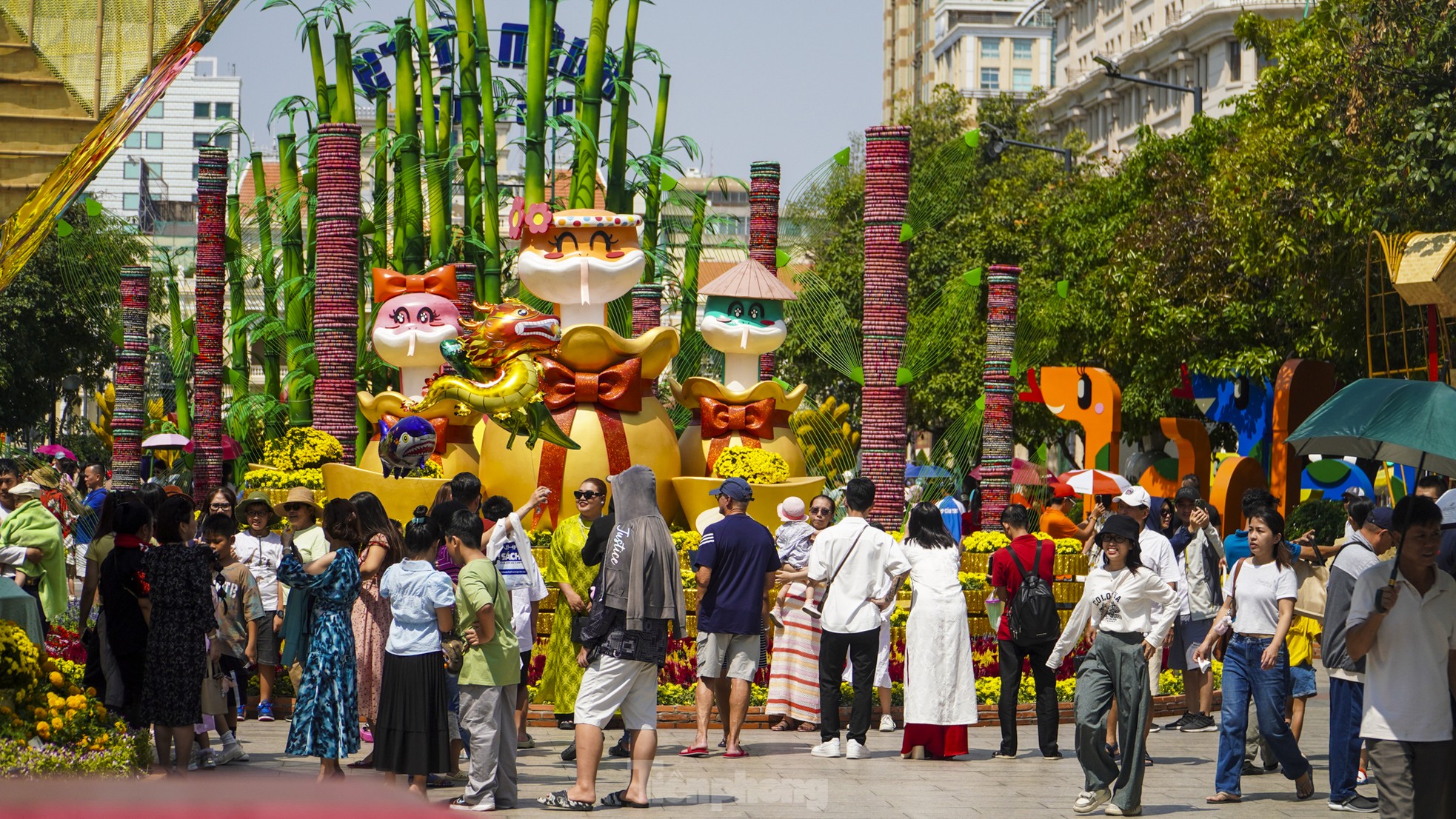 Despite the hot weather, people still take the opportunity to 'check-in' on Nguyen Hue flower street on the last day photo 5