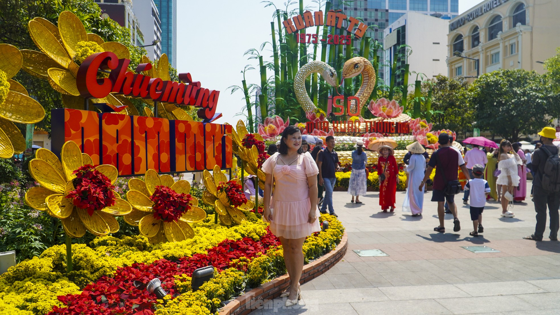 Hot weather, people still take the opportunity to 'check-in' on Nguyen Hue flower street on the last day photo 4