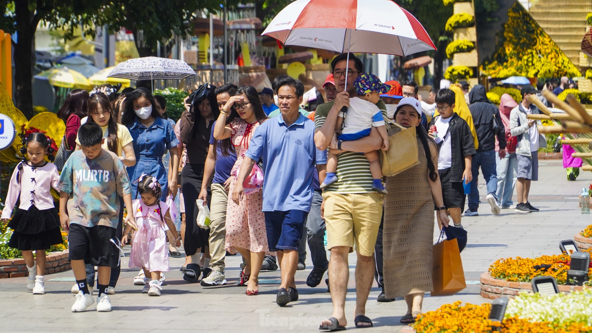 Hot weather, people still take the opportunity to 'check-in' on Nguyen Hue flower street on the last day photo 2
