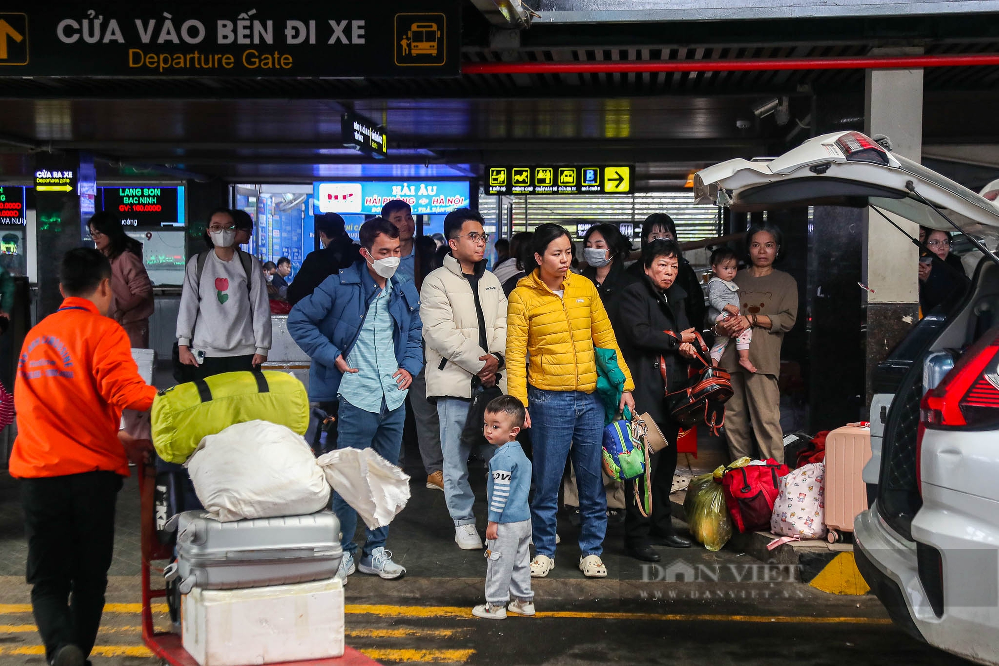 Người dân chờ cả tiếng đồng hồ, vẫy 5 lượt mới bắt được xe trở lại Hà Nội sau kỳ nghỉ Tết 2025- Ảnh 15.