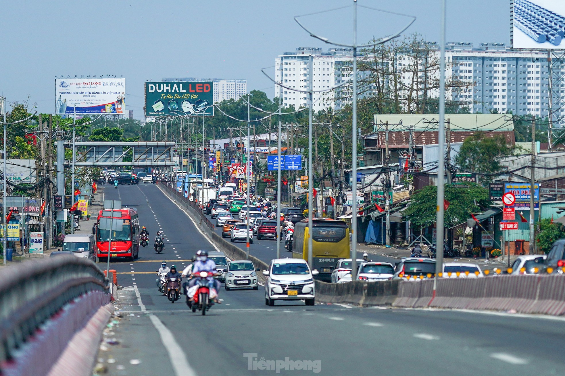 Kontrastierende Bilder am westlichen Tor von Ho-Chi-Minh-Stadt, Foto 11