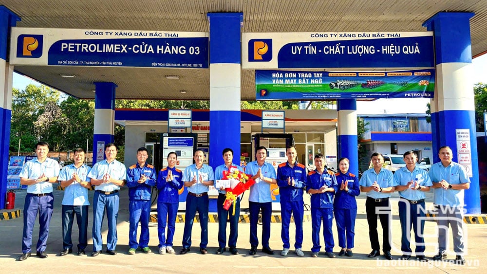 Lãnh đạo Công ty khen thưởng cho cửa hàng chăm sóc khách hàng tốt.