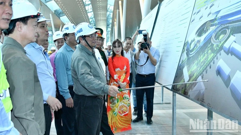 ファム・ミン・チン首相がタンソンニャット国際空港T3ターミナルプロジェクトを視察（写真7）
