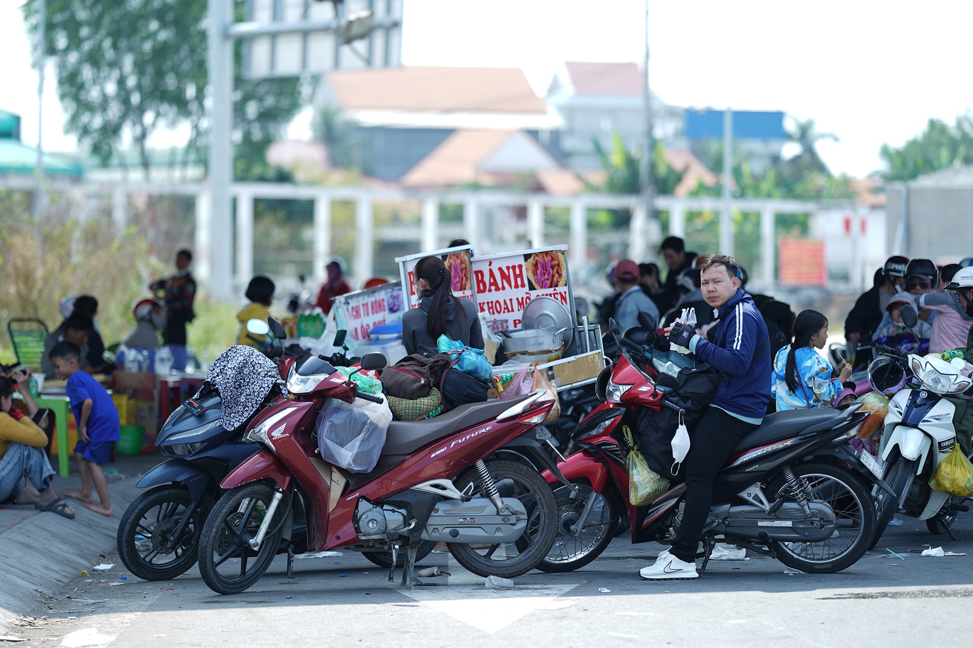 Kontrastierende Bilder am westlichen Tor von Ho-Chi-Minh-Stadt, Foto 10