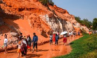អូរដ៏ល្បី និងចម្លែកបំផុតនៅ Binh Thuan ទឹកត្រជាក់ក្រោមខ្សាច់ក្តៅ មិនដែលជន់លិច