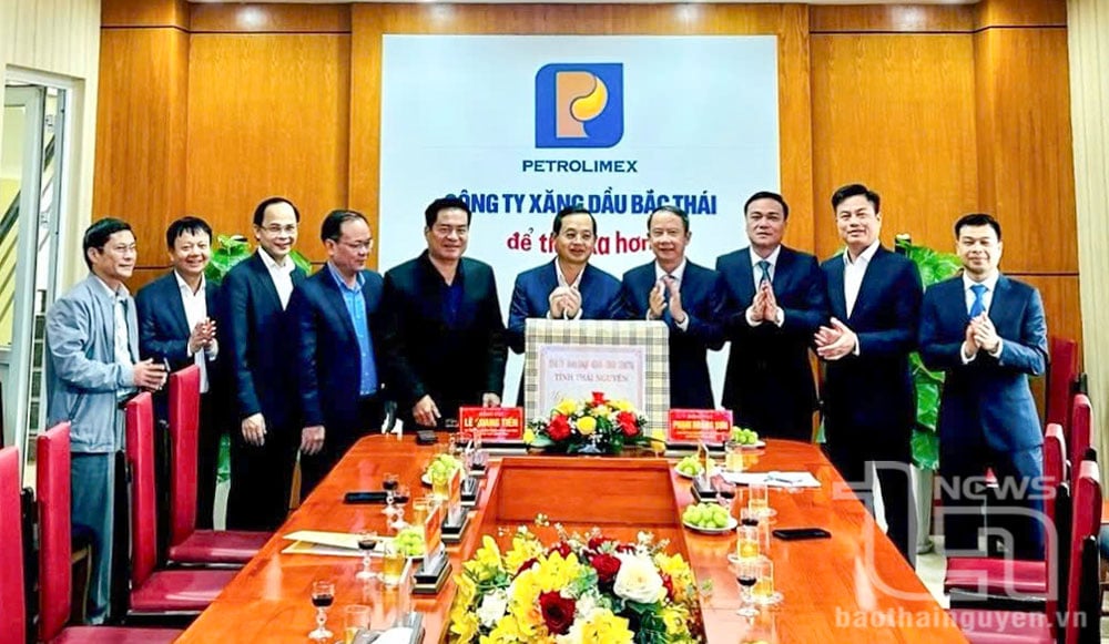 Đồng chí Phạm Hoàng Sơn, Phó Bí thư Thường trực Tỉnh ủy, Chủ tịch HĐND tỉnh thăm, động viên lãnh đạo, nhân viên Công ty.