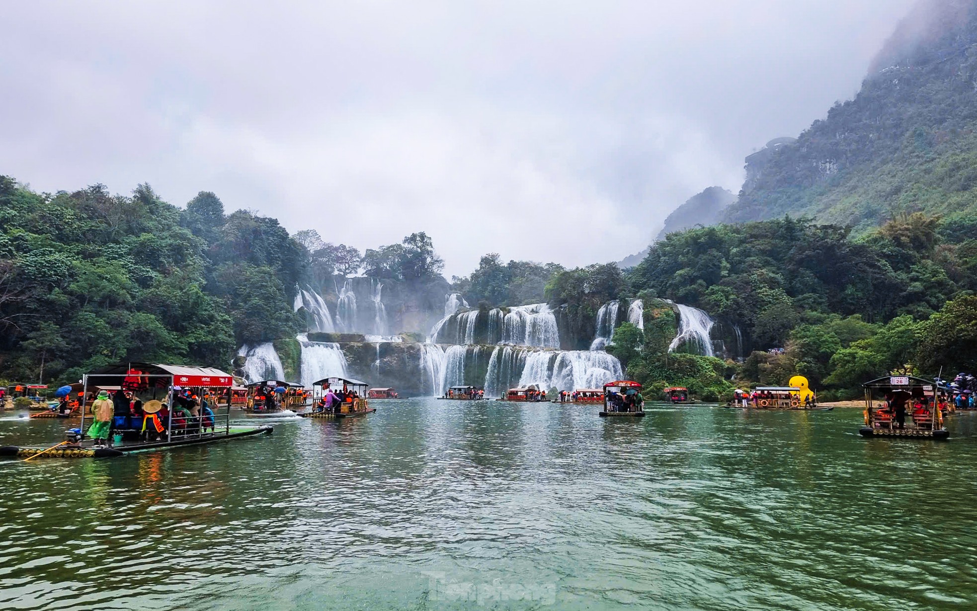 មនុស្សរាប់ពាន់នាក់ទៅលេងទឹកធ្លាក់ Ban Gioc នៅដើមនិទាឃរដូវរូបថត 5