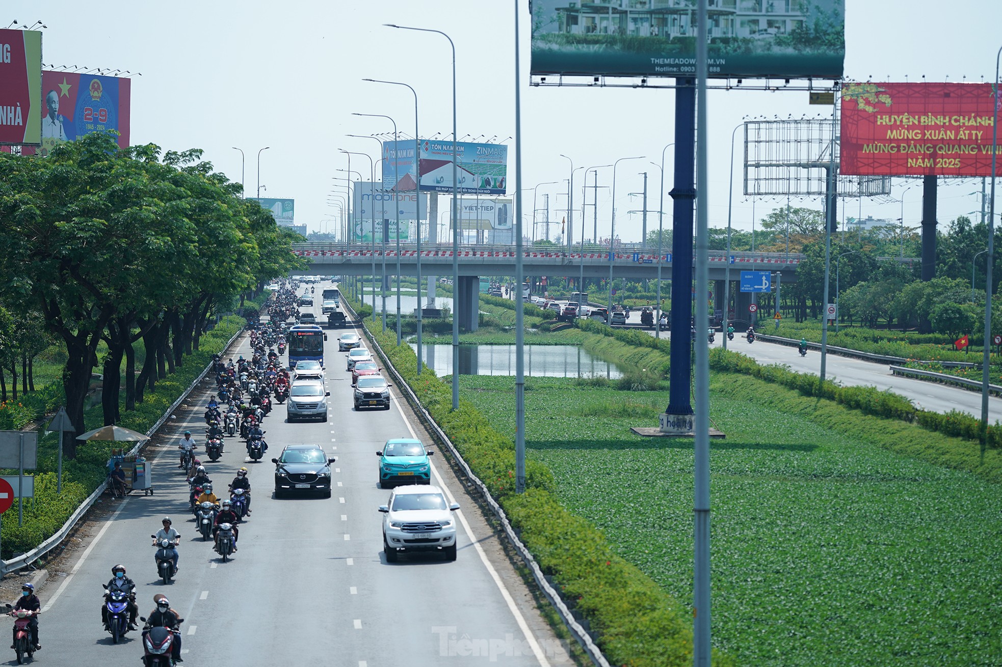 Kontrastierende Bilder am westlichen Tor von Ho-Chi-Minh-Stadt, Foto 14