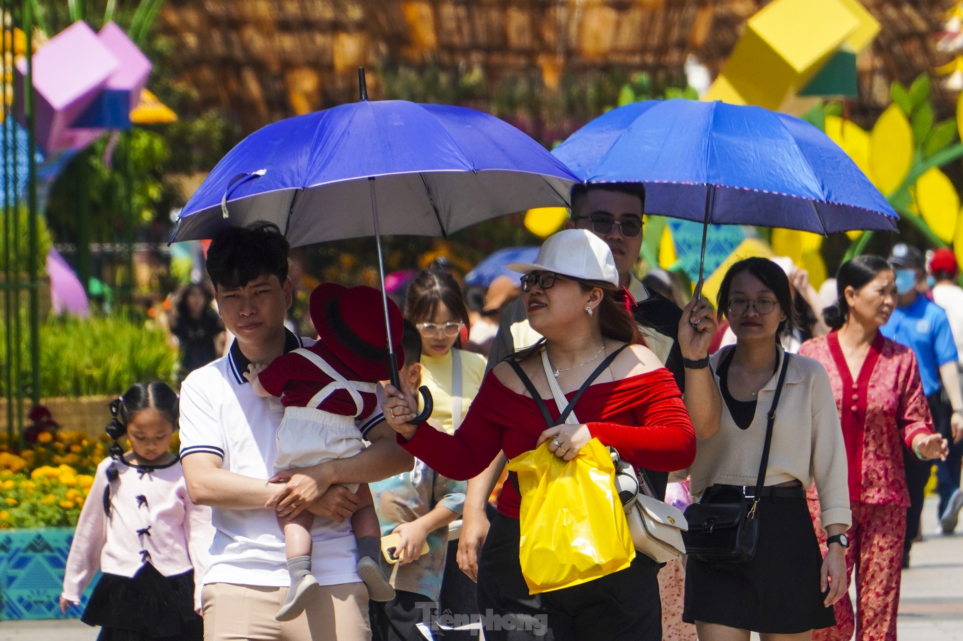 Hot weather, people still take the opportunity to 'check-in' on Nguyen Hue flower street on the last day photo 12
