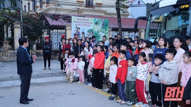 Many workers from Thanh Hoa return to the capital on the 0-dong bus