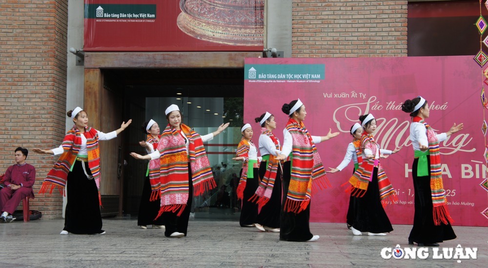 Explora la belleza de la cultura Muong en primavera en Ty Hinh 1