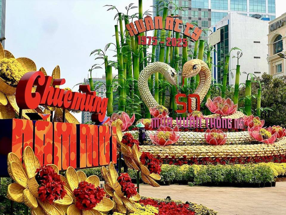 La paire de mascottes Kim Ty et Ngan Ty à l'entrée de la rue des fleurs Nguyen Hue 2025 sera conservée jusqu'à fin février 2025 pour servir les gens à profiter et à s'enregistrer.