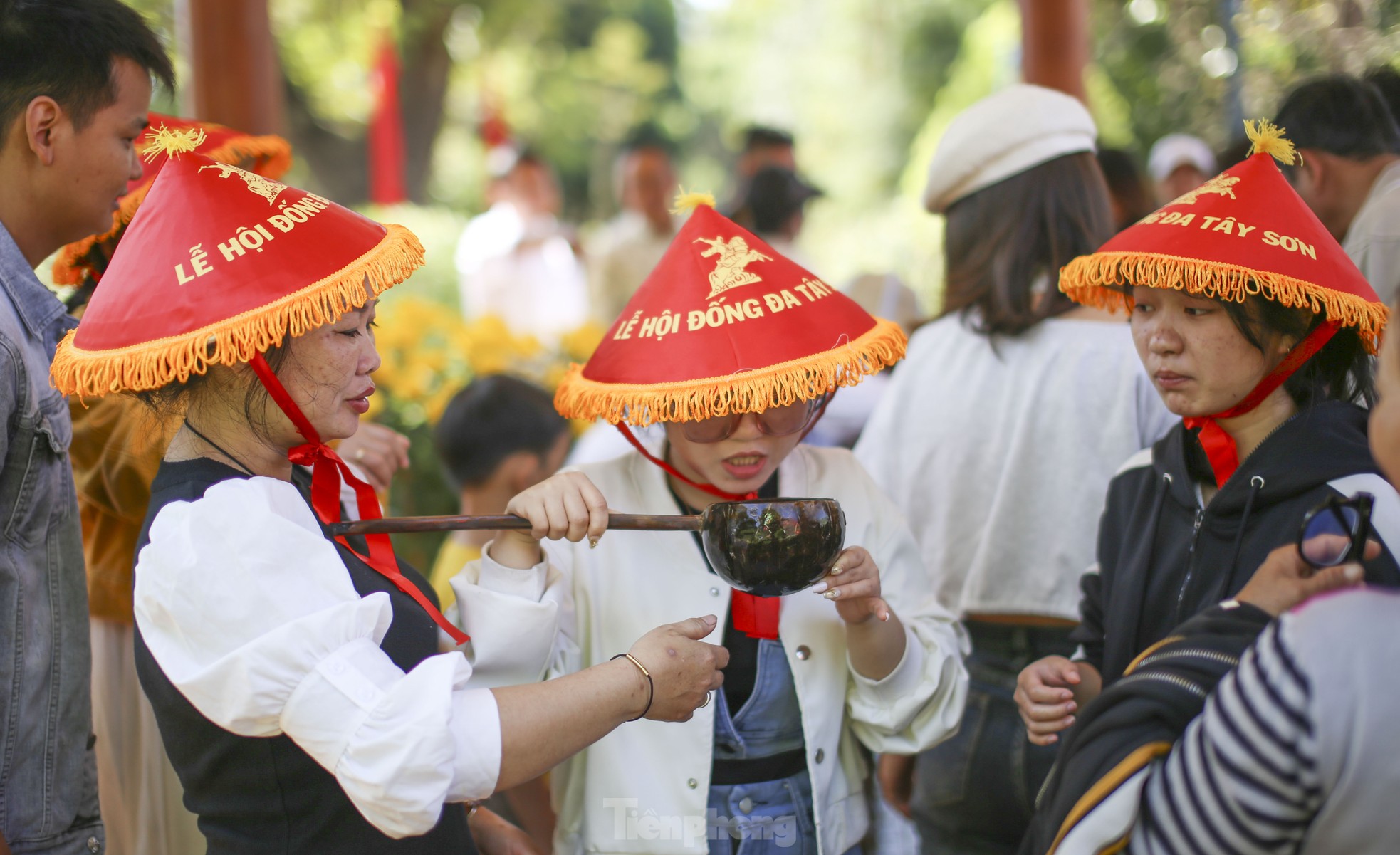 Thousands of people jostle at Dong Da festival photo 7