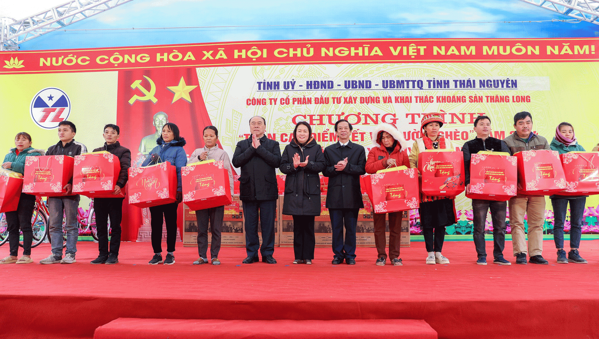 Ông Nguyễn Huy Quý, Chủ tịch HĐQT, Tổng Giám đốc Công ty trao quà cho người nghèo trên địa bàn huyện Võ Nhai.